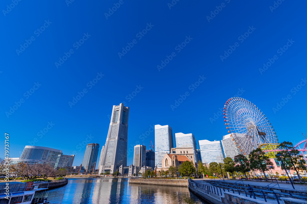 Naklejka premium 快晴の横浜みなとみらいの風景