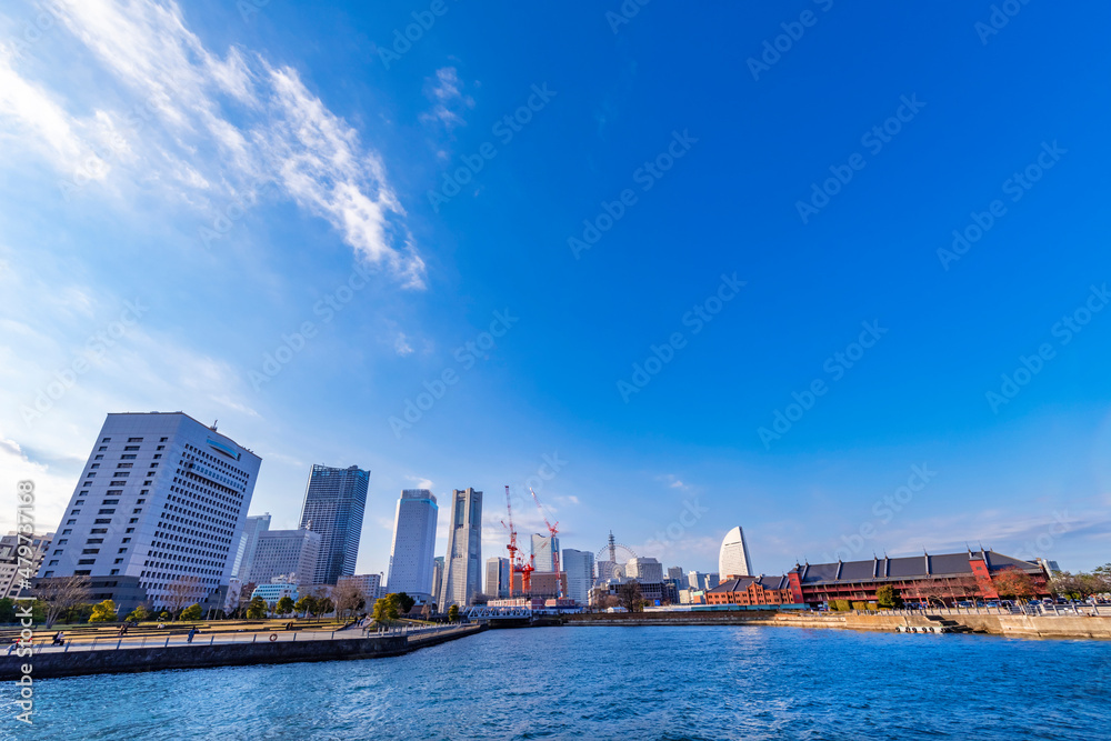 開発が進む横浜みなとみらいの風景 / 青空と建設現場のクレーン（2021年12月）
