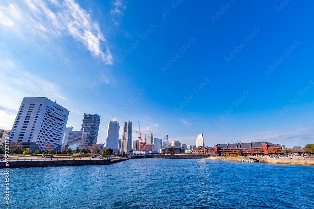 Fototapeta premium 開発が進む横浜みなとみらいの風景 / 青空と建設現場のクレーン（2021年12月）