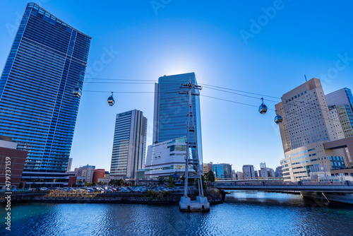 横浜みなとみらいの風景 / 運河の上を進むロープウェイのゴンドラ photo