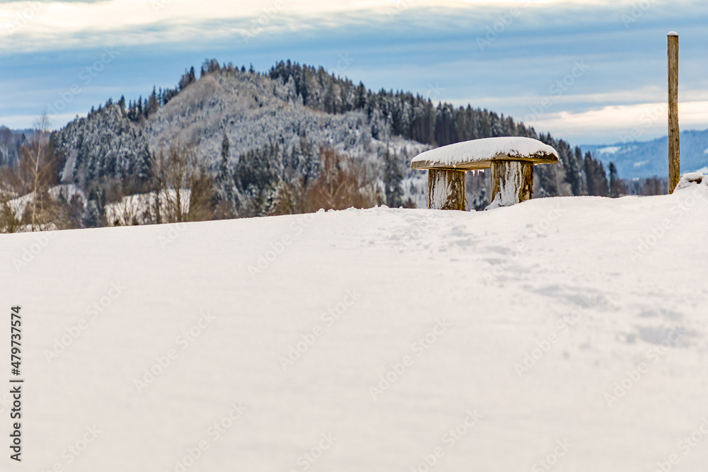 Berge im Allgäu, schneebedeckte Berge im Allgäu, Sitzbank mit Aussicht Berge im Allgäu, schneebedeckte Berge im Allgäu, Sitzbank mit Aussicht