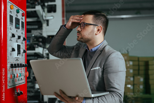 Tableau sur toile Factory manager in inspection of manufacturing
