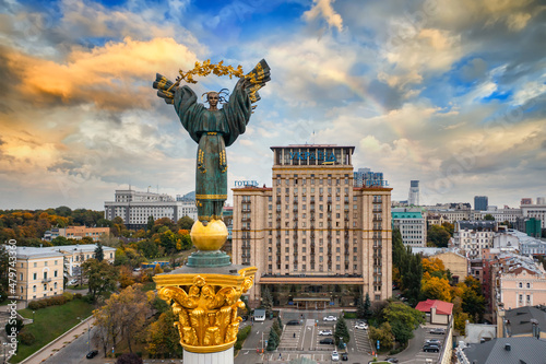 Canvas Print Independence Monument in Kyiv. View from drone
