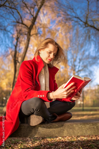 junge Frau liest Buch