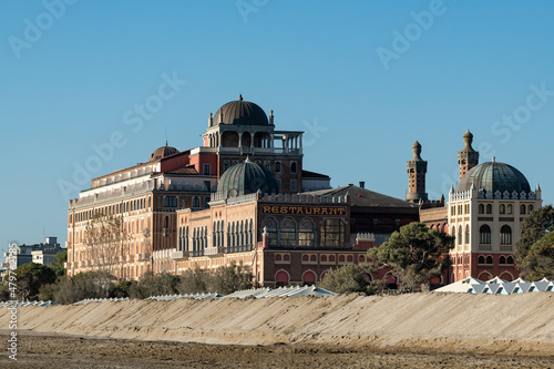 Fotografia Old luxury hotel in Venice on a sunny day in winter