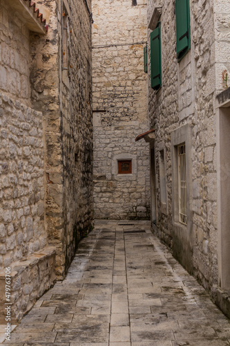 Fototapeta Naklejka Na Ścianę i Meble -  Narrow alley in the old town of Trogir, Croatia