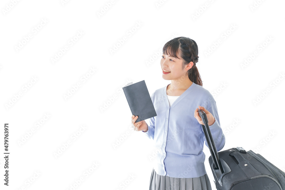 ガイドブックを持ち一人旅をする若い女性 ガイドブックを持ち一人旅をする若い女性