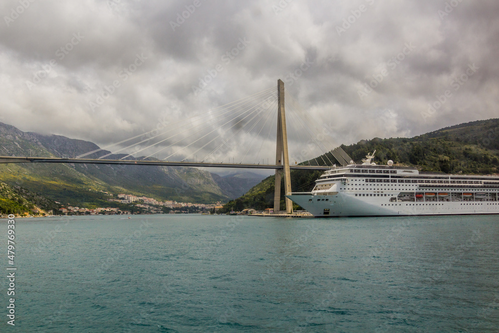 Fototapeta premium Franjo Tudman Bridge and a cruise ship near Dubrovnik, Croatia