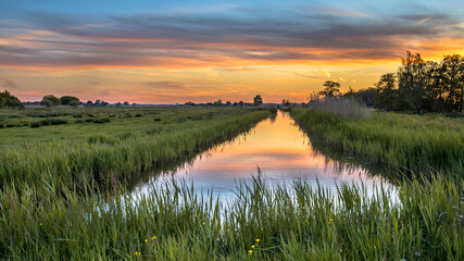 Wandcirkels Olijfgroen Zonsondergang boven Hollandse gracht  © creativenature.nl