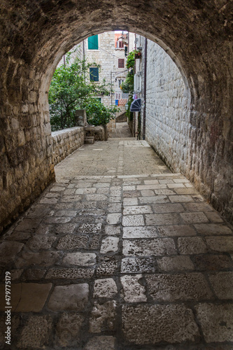 Fototapeta Naklejka Na Ścianę i Meble -  Narrow alley in the old town of Dubrovnik, Croatia