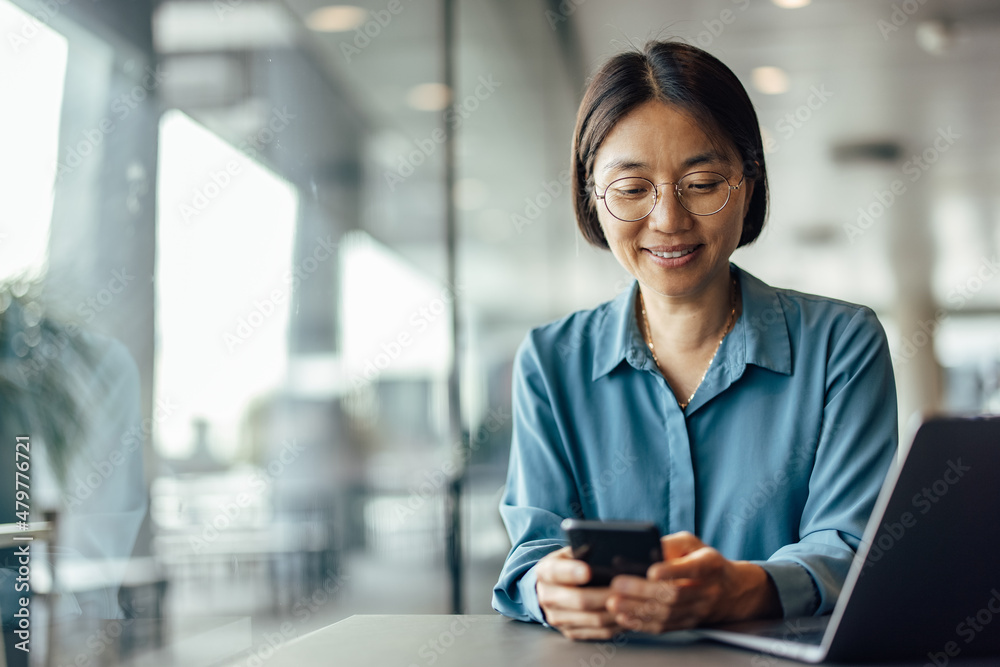 © bnenin - Happy asian woman, meeting up with colleagues after work © bnenin - Happy asian woman, meeting up with colleagues after work