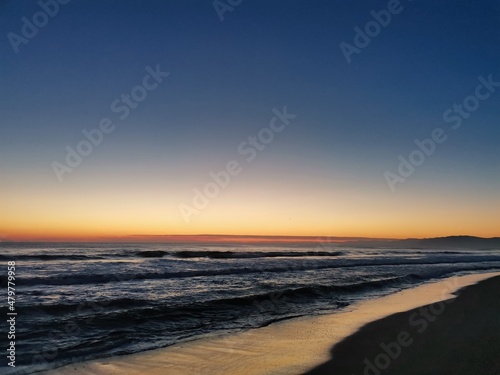 lever de soleil dans la mer méditerrannée