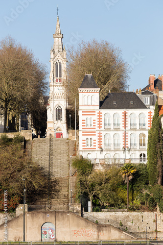 Escalier double menant à une église située sur une butte dominant la Loire, et façade du musée Jules Verne. Butte Sainte-Anne, Nantes photo