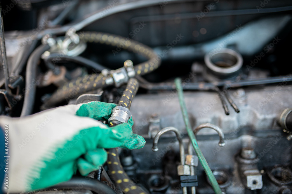 diagnostics of the car's fuel system, checking fuel hoses for leaks
