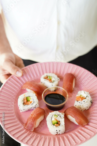 Plato con piezas variadas de sushi.