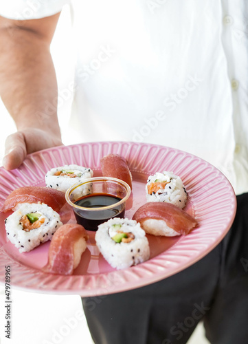 Plato con piezas variadas de sushi.