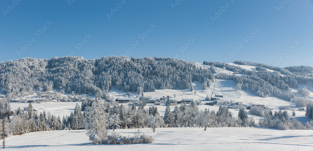 Tief vershneite Winterlandschaft im Allgäu in Bayern