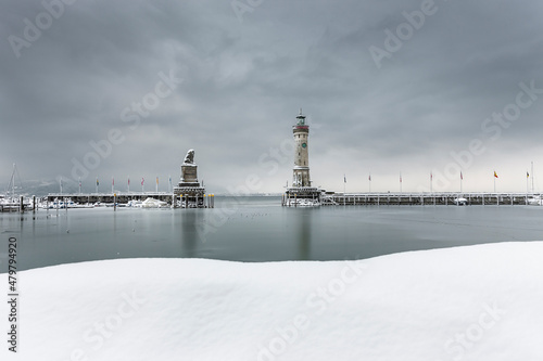 Hafeneinfahrt der Hafenstadt Lindau am Bodensee im Winter mit Schnee