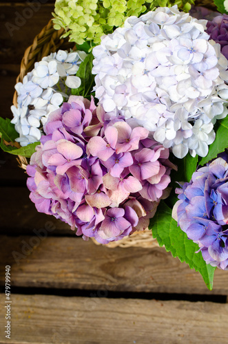 bukiet kwiatów hortensji na tle brązowych drewnianych desek