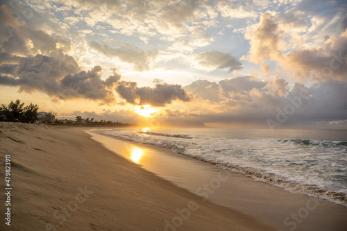 Linda vista do nascer do sol na praia do Recreio, no Recreio dos Bandeirantes, Rio de Janeiro, mostrando a areia quase intocada.