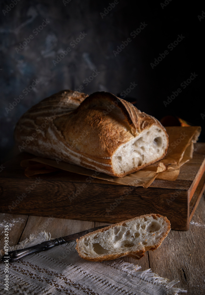 Obraz premium Fresh homemade bread on a rustic table