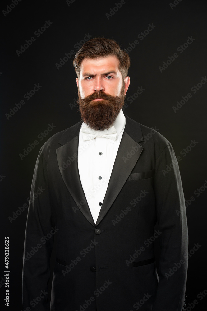 Obraz premium bearded man in tuxedo on black background, formalwear