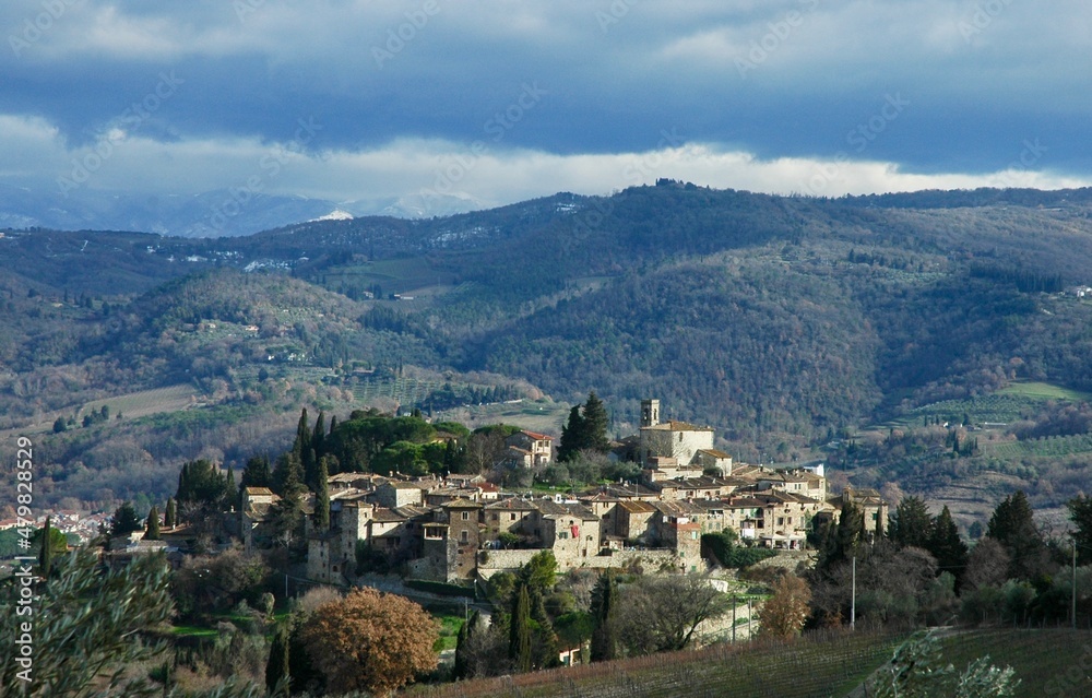 Obraz premium Montefioralle . Bellissimo borgo mediovale coostruito intorno ad castello del XI secolo 
