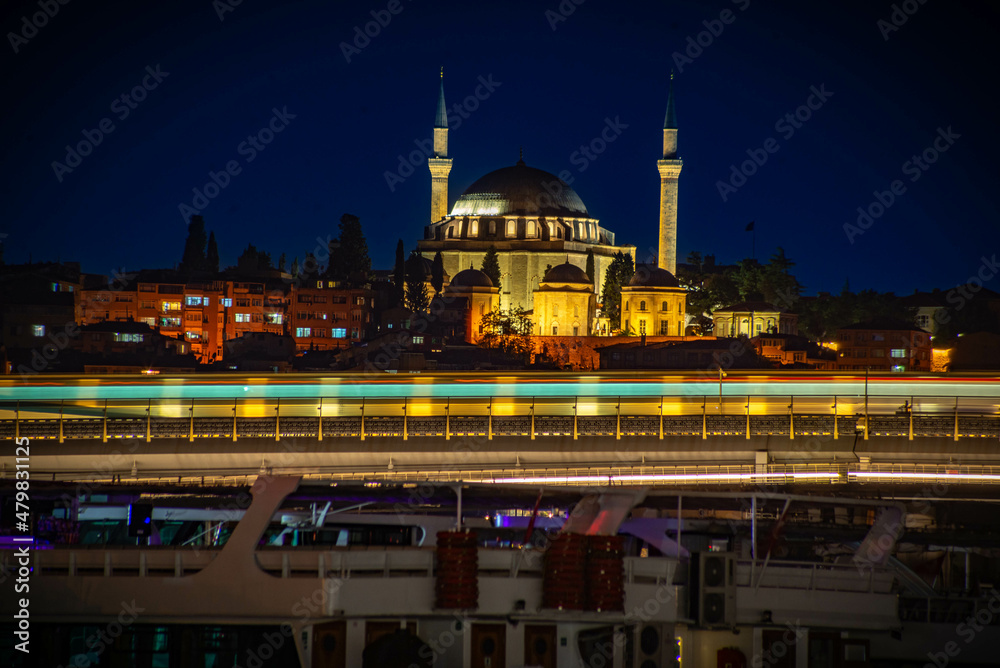 Título	
imágenes espectaculares del cuerno de oro en Estambul	

