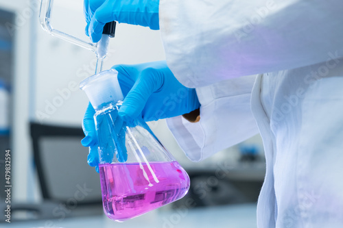 Foto Close up scientist uses a titration method of analysis to study the chemical properties of the water sample