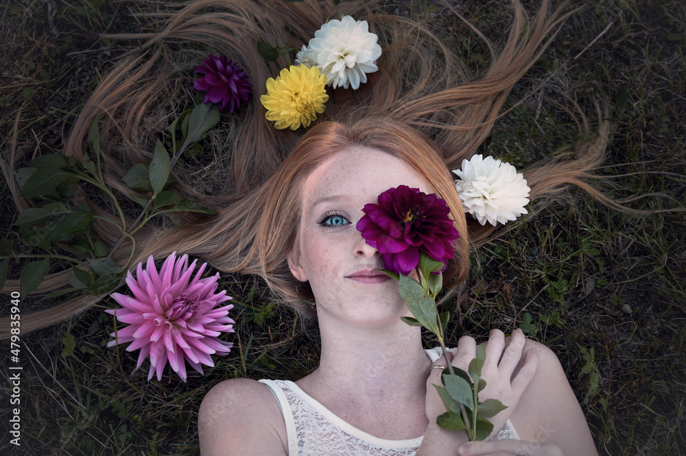 Naklejka premium modella fiori primavera madre natura ritratto modella 