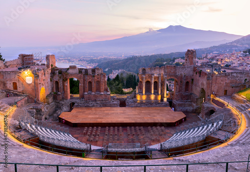 Fotografía Sunset on the ancient roman-greek amphitheater with the Giardini Naxos bay in th