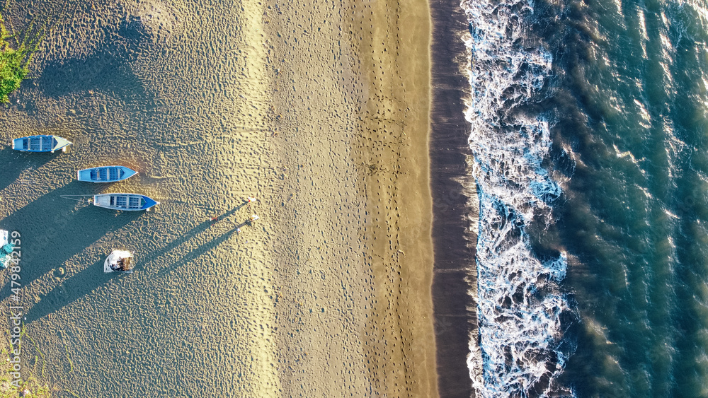 Vue de drone sur une plage tropicale