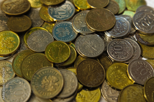 Polskie monety grosze wysypane na biurku góra groszy