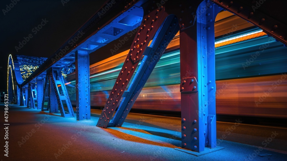 Rozpędzony tramwaj przejeżdżający przez stalowy most - obrazy, fototapety, plakaty 