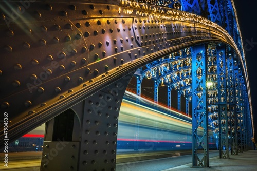 Rozpędzony tramwaj przejeżdżający przez stalowy most
