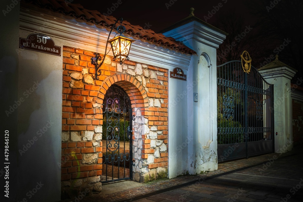 Świecące lampiony nad wejściem, bramą w nocy  - obrazy, fototapety, plakaty 