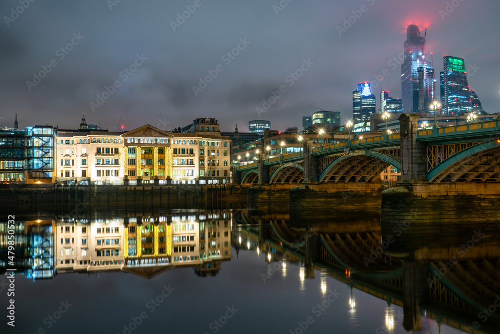 Fototapeta premium Southwark bridge and financial district of London at night. England