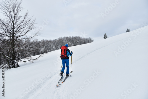 Skitury, skituring, zimowe wędrówki górskie na nartach do skituringu, piękna biała zima w górach, śnieg w Bieszczadach, ferie zimowe. Skitouring in Polish mountains, white winter. 