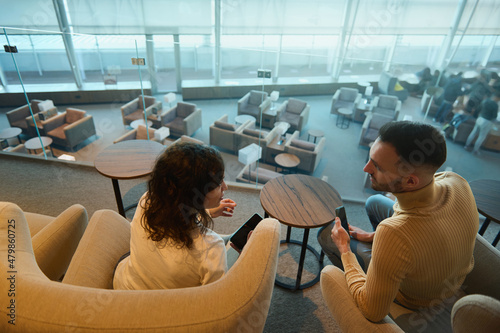 Fotografía Overhead view of a young contemporary multiracial couple in love, at honeymoon t
