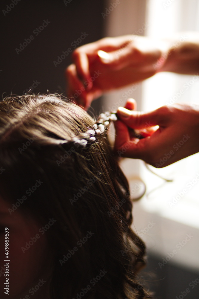 Naklejka premium A bride and her wedding party getting dressed and doing their hair and makeup in preparation for the wedding ceremony. 
