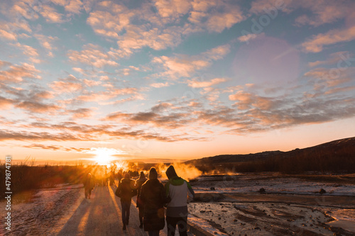 Foto Tourists outside of Geysir in Golden Circle in Iceland