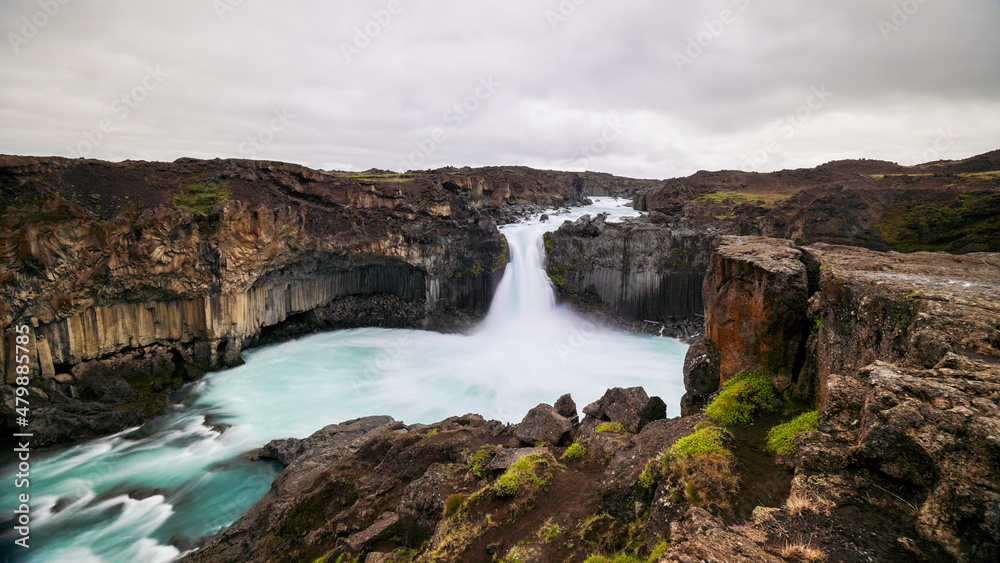 However there are so many incredible waterfalls in this stunning country to see, this isn’t a complete list of the ones around Iceland