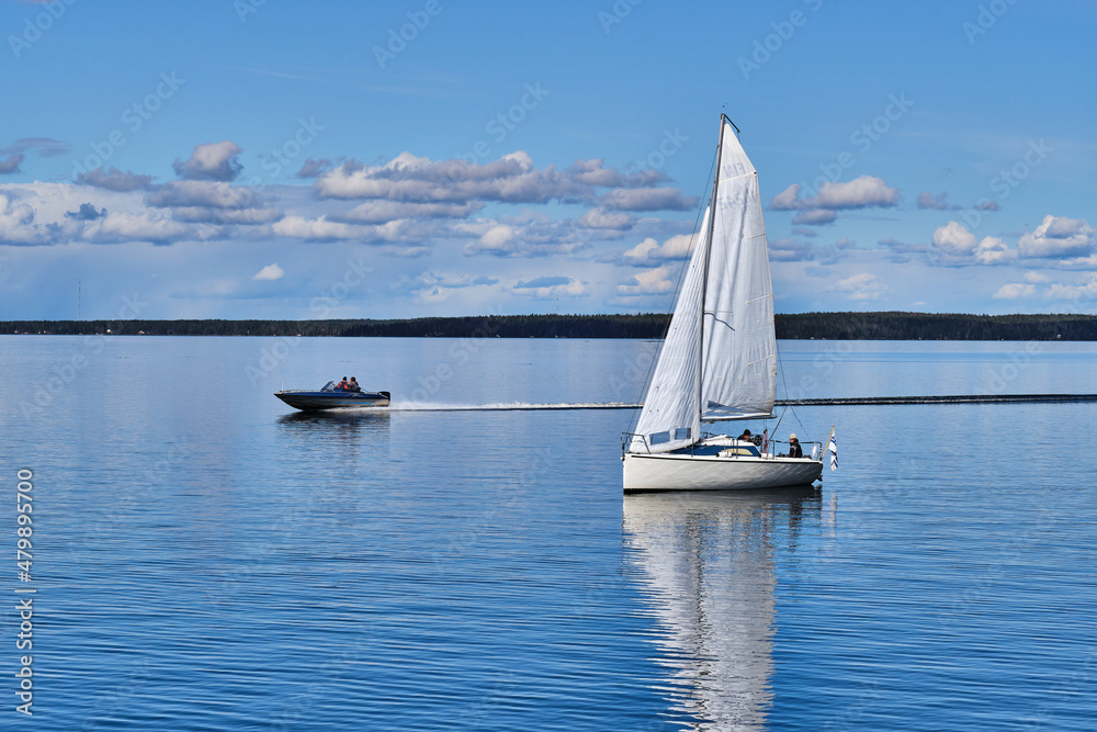Obraz premium Sailboat on the lake of Näsijärvi in Tampere