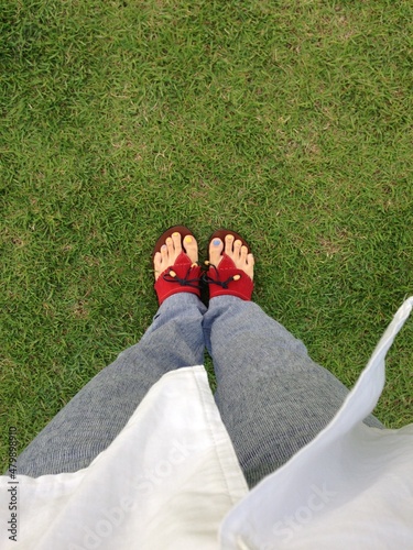 웨스턴 디자인 샌들을 신은 여성의 발 / Women's Feet in Western Design Sandals. photo