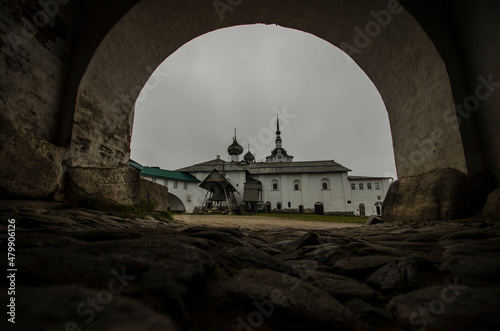View through the arch to the Solovetsky Monastery Fotobehang