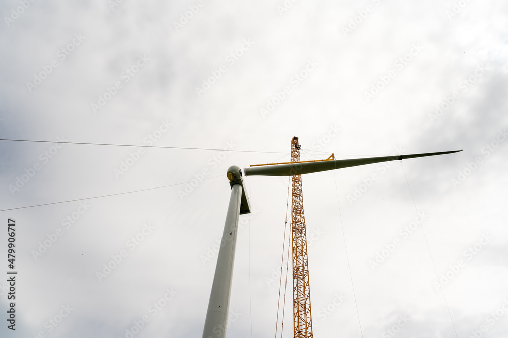 Construction of a wind power generator for renewable energy, Turbine hangs on crane hook at wind turbine construction site. Timelapse. 풍력발전기, 풍력터빈 설치, 신재생에너지. Construction of a wind power generator for renewable energy, Turbine hangs on crane hook at wind turbine construction site. Timelapse. 풍력발전기, 풍력터빈 설치, 신재생에너지.