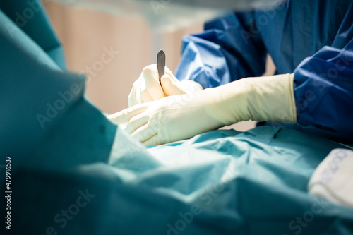 Operation in einem Krankenhaus - Eine   rztin h  lt ein Skalpell