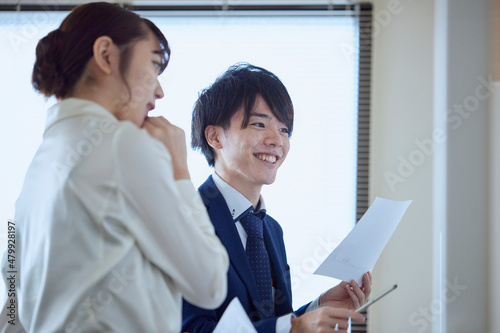 Tableau sur toile 打ち合わせをする日本人ビジネスマン