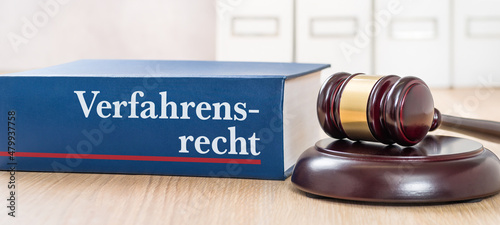 Gesetzbuch mit Richterhammer - Verfahrensrecht