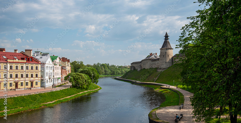 Obraz premium Embankment quarter on the bank of the river, a popular tourist destination, Pskov, Russia. Historical and architectural center of the 12th century in the old city. Travel summer.